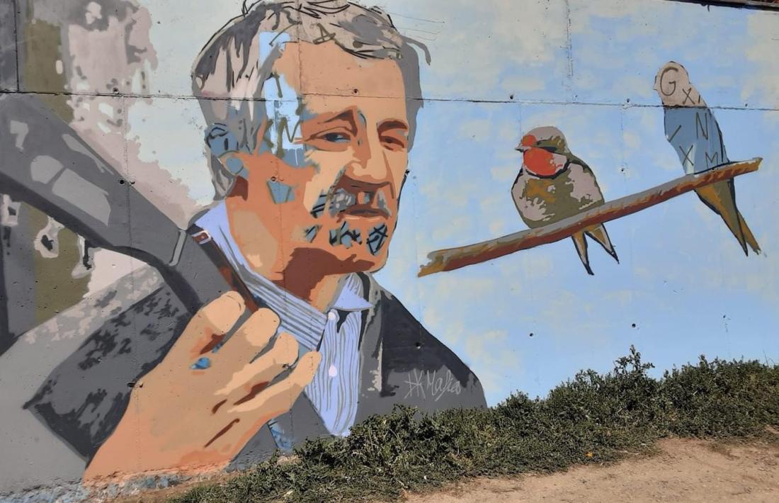 Mural del jove grafiter alturgellenc Oriol Garreta, un altre dels homenatges al popular home-orquestra. 