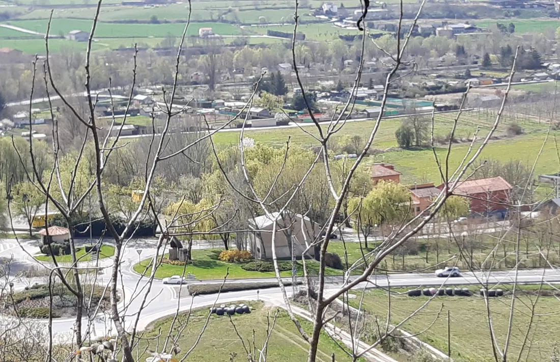 Vista de la rotonda d'entrada a la Seu des de la carretera de Calbinyà. 