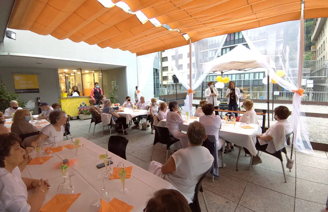 Un moment de la inauguració de les noves instal·lacions de la terrassa de la llar de jubilats.