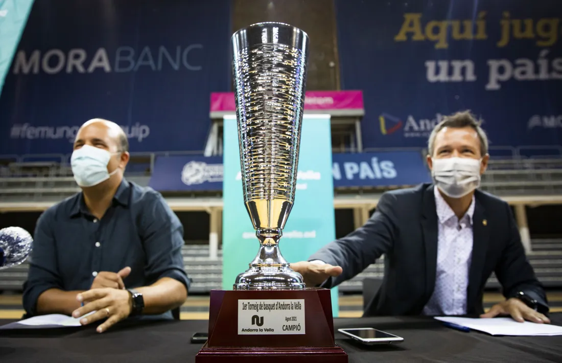 El president del BCA, Gorka Aixàs, i el cònsol menor de la capital, David Astrié, van presentar el primer Trofeu Andorra la Vella. 