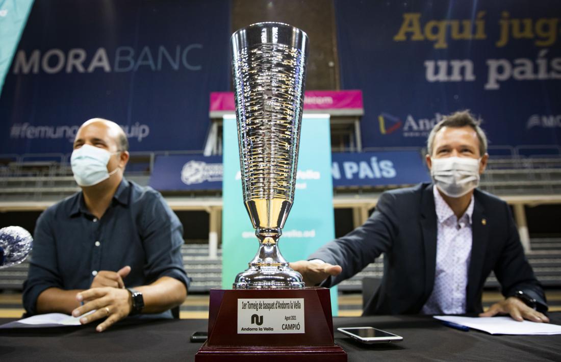 El president del BCA, Gorka Aixàs, i el cònsol menor de la capital, David Astrié, van presentar el primer Trofeu Andorra la Vella. 