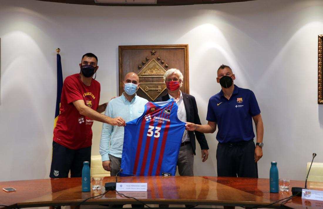 El conseller Xavier Fernàndez va rebre ahir els representants del bàsquet blaugrana, que li van regalar la samarreta de Mirotic. 