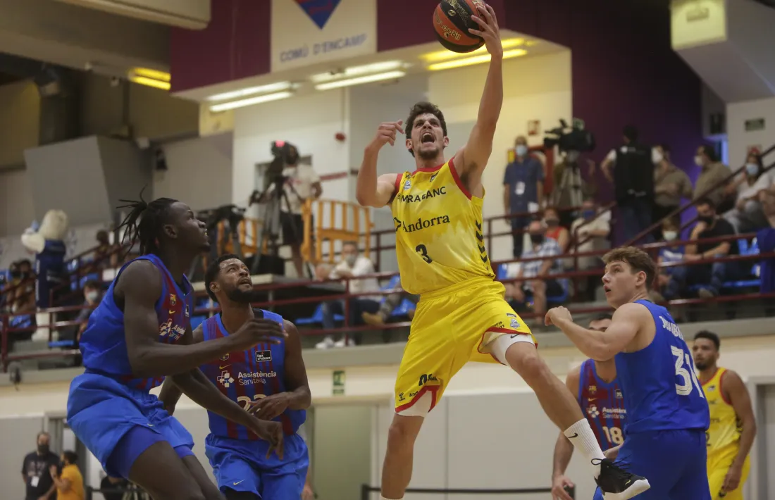 Oriol Paulí penetra cap a cistella davant l’oposició de tres defensors blaugranes, ahir al complex esportiu d’Encamp.