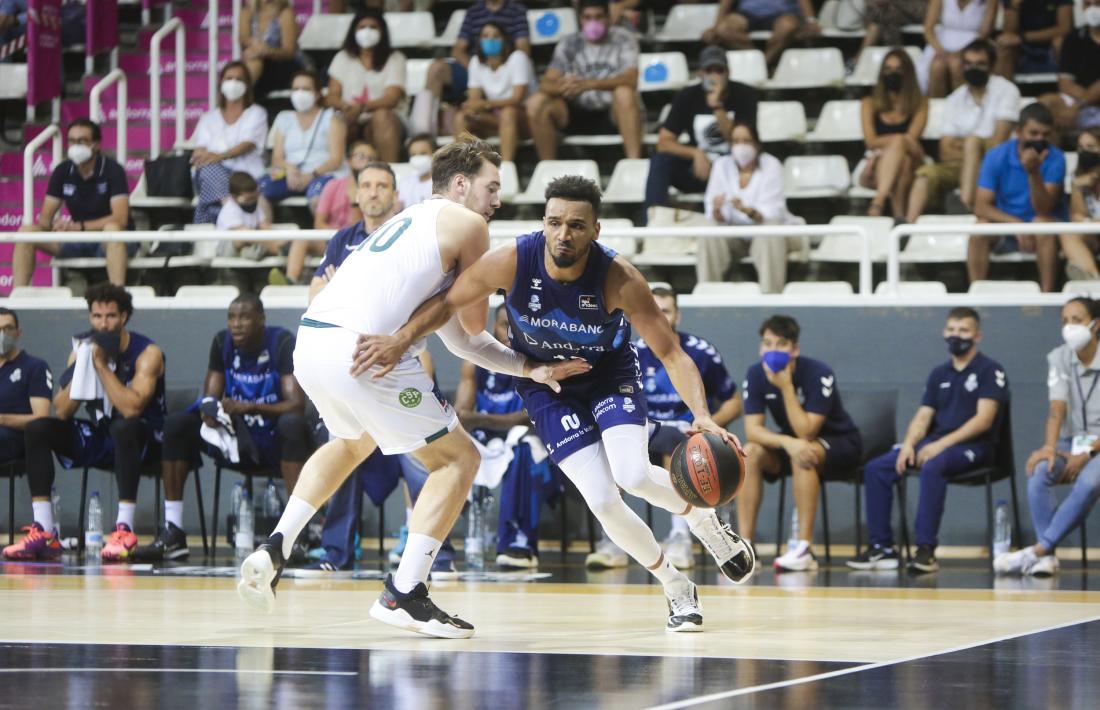 Amine Noua es desfà del marcatge d’Invernizzi i encara la cistella del Limoges CSP, ahir al Poliesportiu d’Andorra.