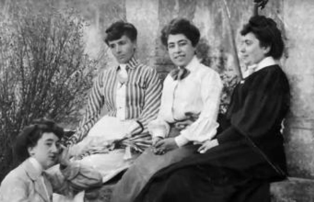 Caterina Albert, amb unes amigues a l’Escala natal a l’època de ‘Solitud’, publicada el 1905. Ja es feia dir Víctor Català.