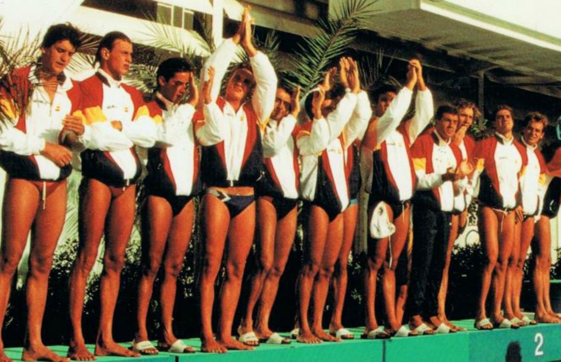 La selecció espanyola de waterpolo que, capitanejada per Manel Estiarte, es va penjar la plata a Barcelona 92, a les piscines Picornell.
