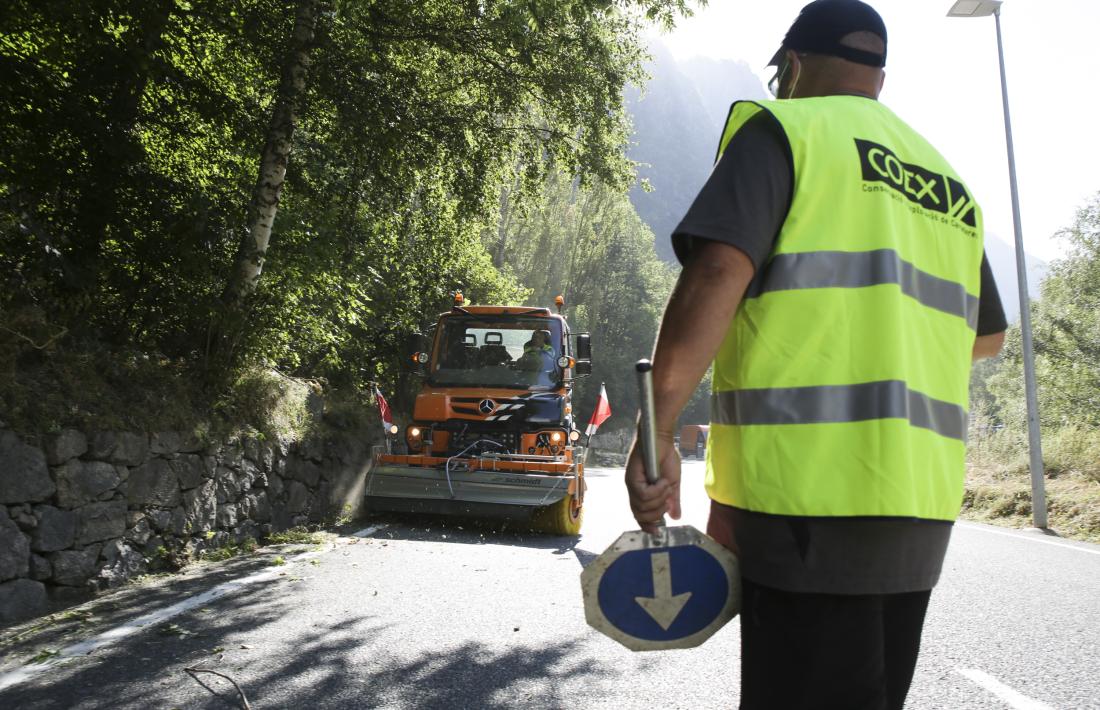 Treballadors del COEX realitzant tasques de neteja a la carretera d'Engolasters.