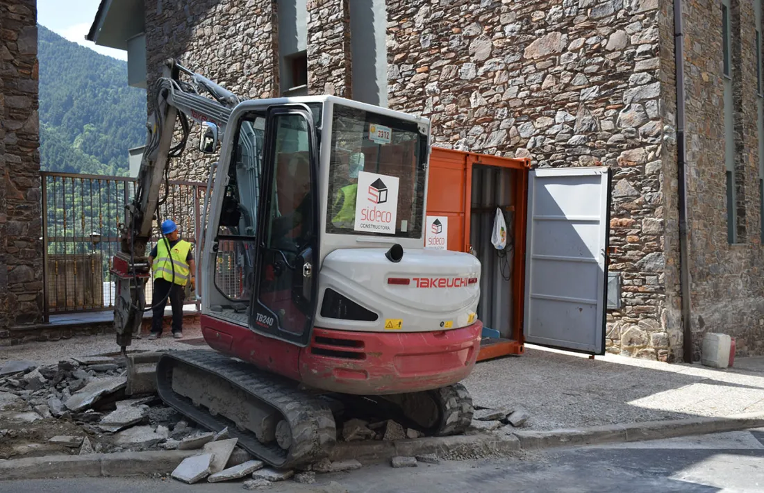 Els treballs per remodelar les voravies del carrer Pedral a Encamp han començat aquest matí.