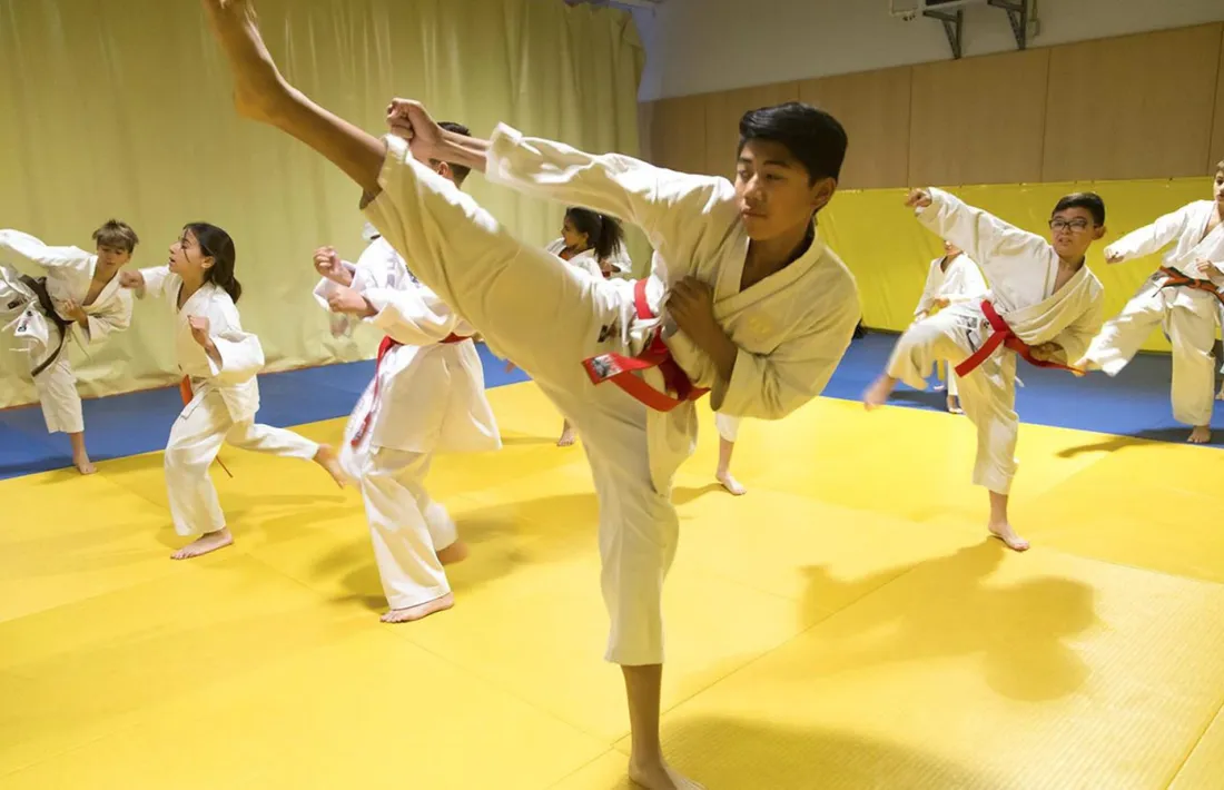 Infants practicant Karate.