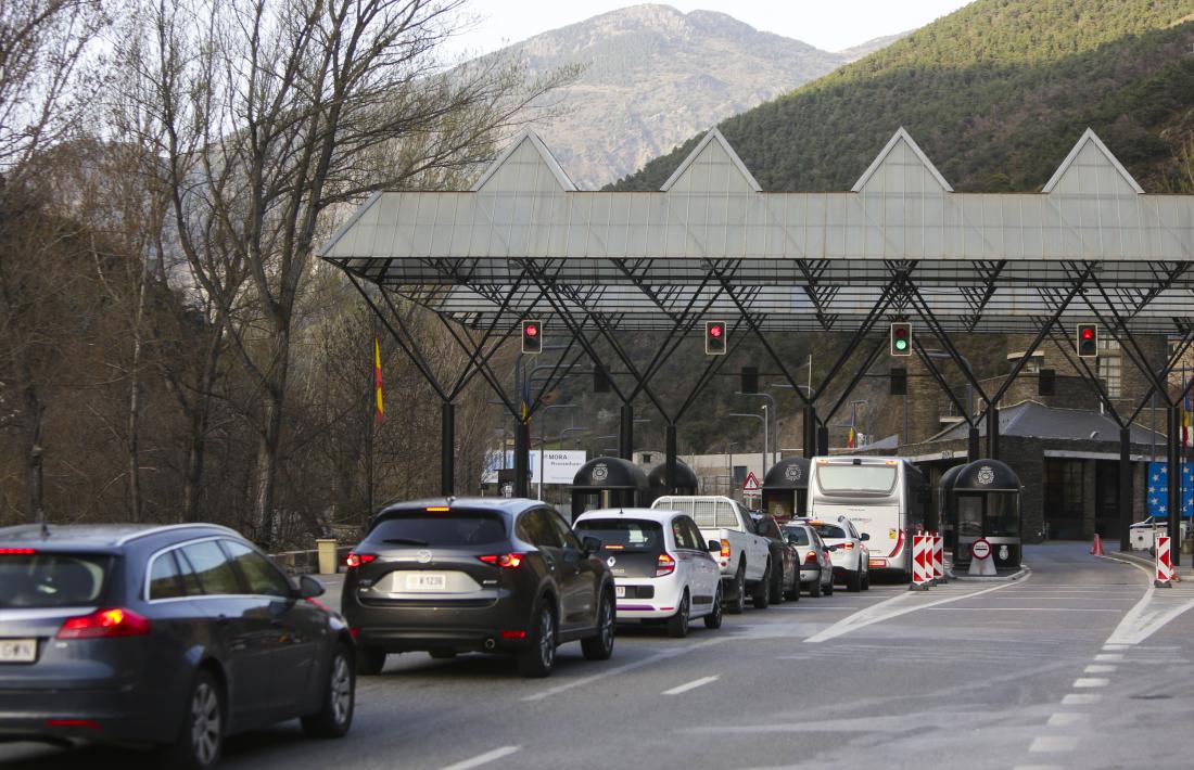 Cua de cotxes a la frontera del riu Runer.