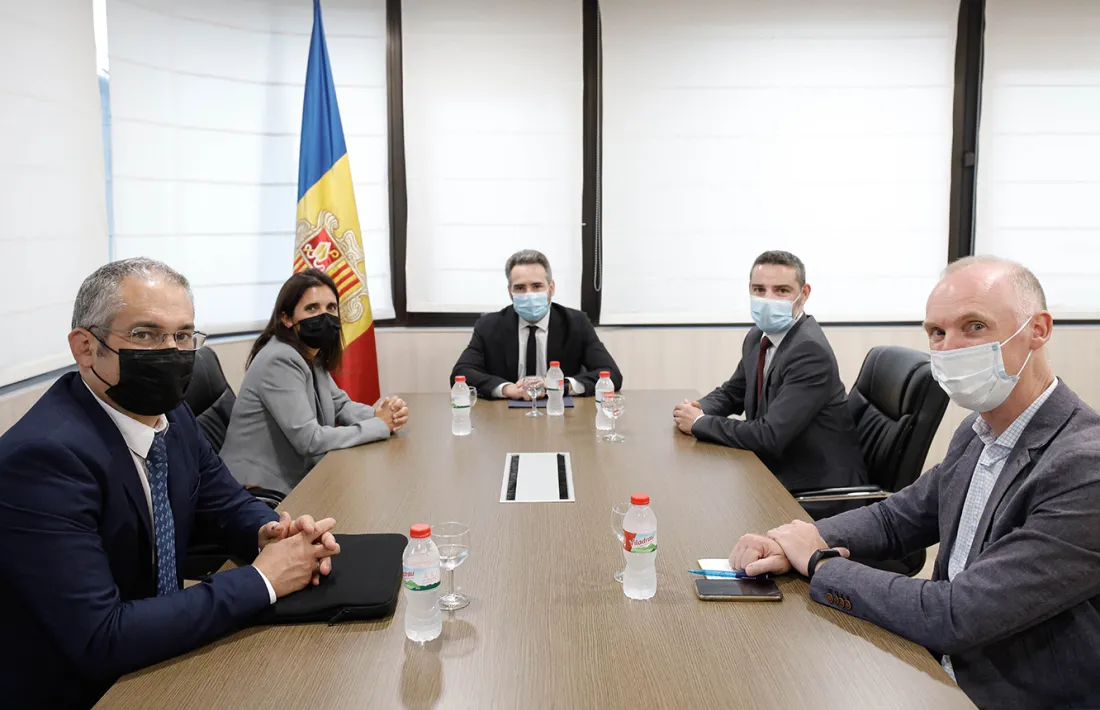 Un moment de la reunió de Jover i Ballestà amb els representants del CEB.