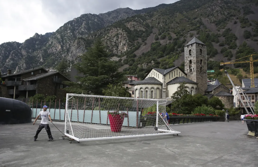 Porteria de futbol a la plaça del Poble. Foto: Facundo Santana