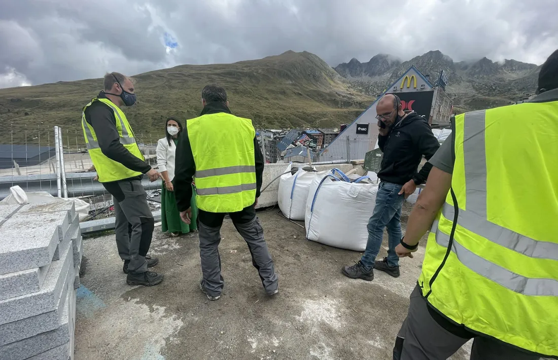 Operaris i la cònsol major d'Encamp, Laura Mas, al Pas de la Casa.