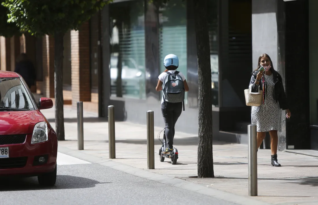 Un patinet elèctric circulant ahir per la vorera a l’avinguda Príncep Benlloch de la capital.