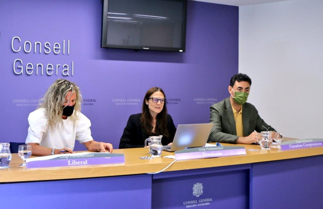 Els consellers de la majoria Eva López, Ester Molné i Raul Ferré en la compareixença per presentar el text de protecció civil.