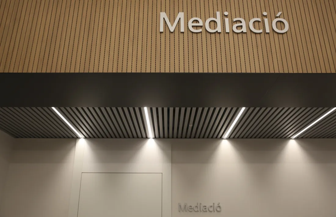 El servei d’Atenció i Mediació prop de l’Administració de Justícia està situat a la primera planta de la Seu de la Justícia.