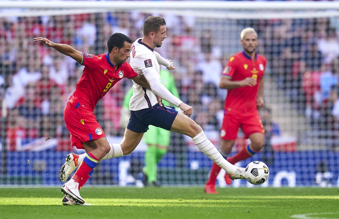 Jordan Henderson, migcampista del Liverpool, rep la pressió del davanter Aaron Sánchez, en el partit d’ahir disputat a Wembley. Pedro Salado / FAF