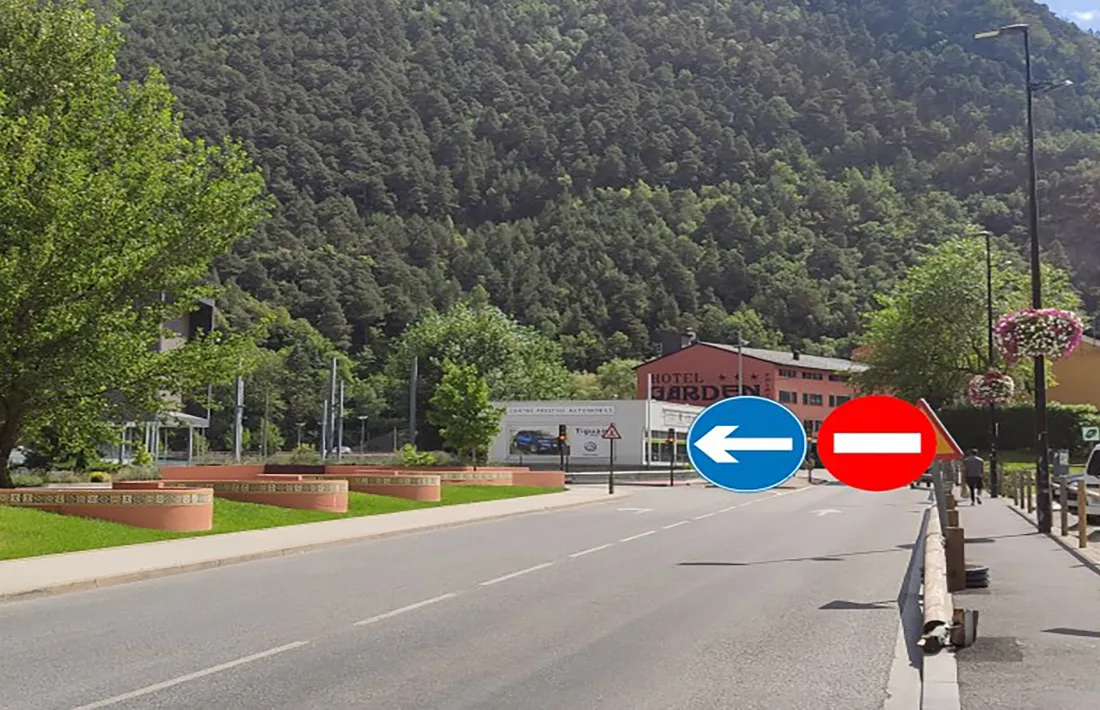 La senyalització del tall a l'avinguda d'Enclar.