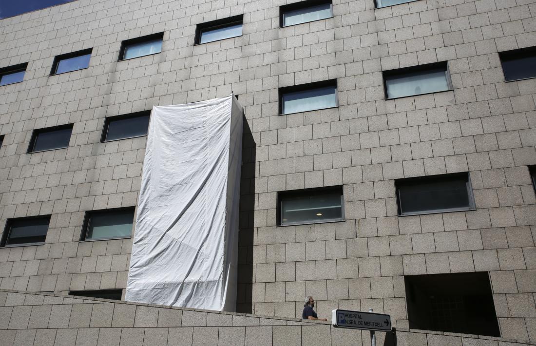 Les obres a les zones de reanimació del bloc quirúrgic de l’hospital són visibles des de l’avinguda Fiter i Rossell.