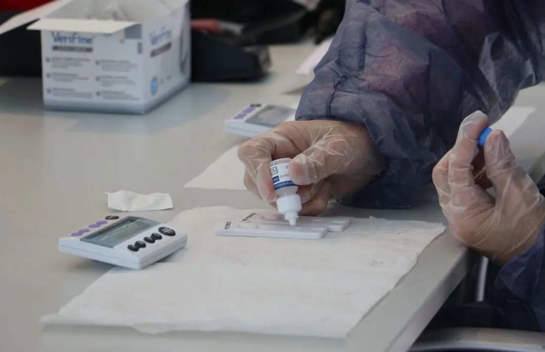 La realització d'un test d'antigen.