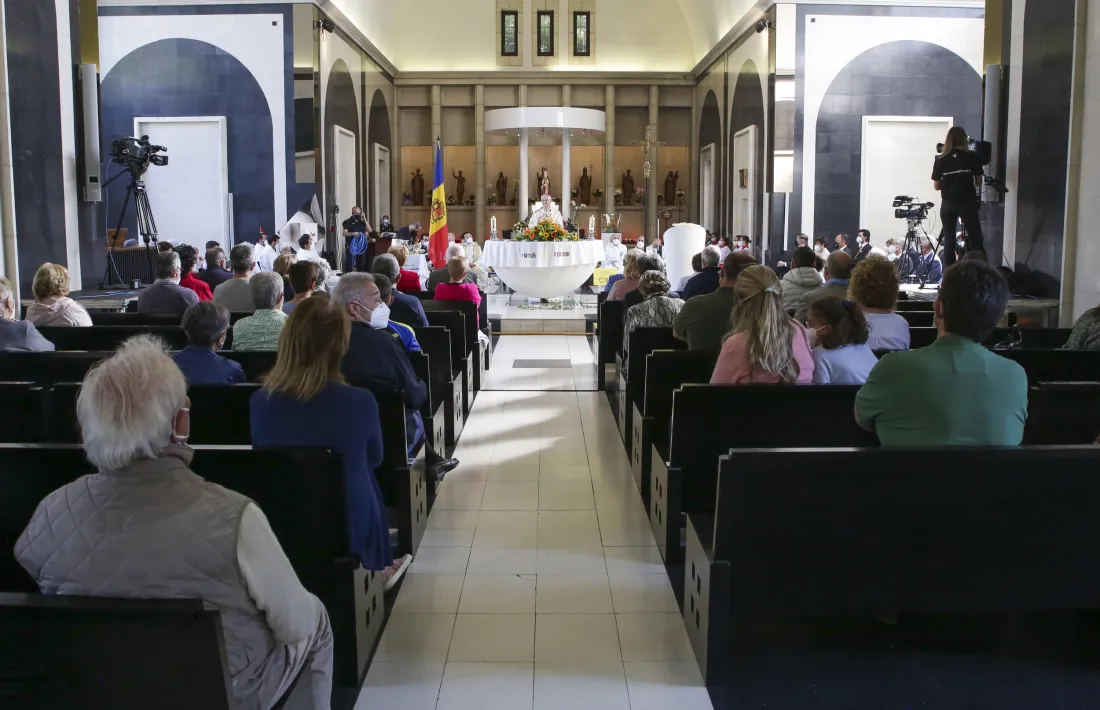 Mons. Joan-Enric Vives oficia la missa solemne en presència de les autoritats i públic convidat.