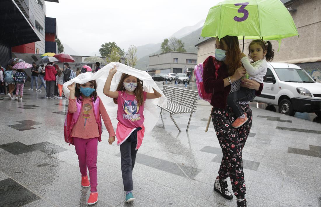 Entrada dels alumnes a l'escola de primera ensenyança de Santa Coloma.