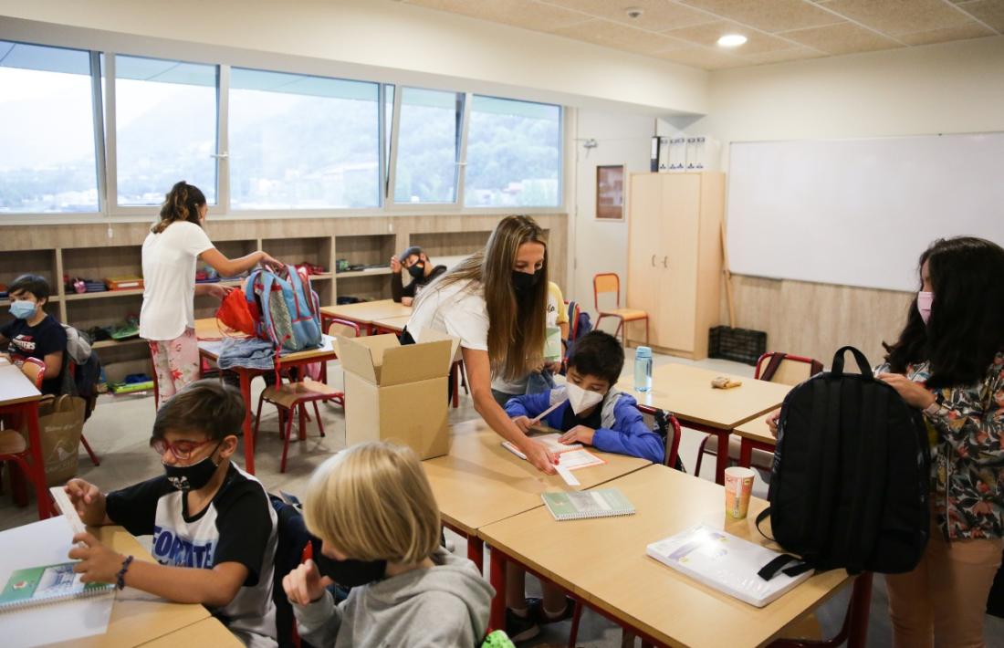 Alumnes de tercer cicle de primera ensenyança a Santa Coloma, aquest matí.