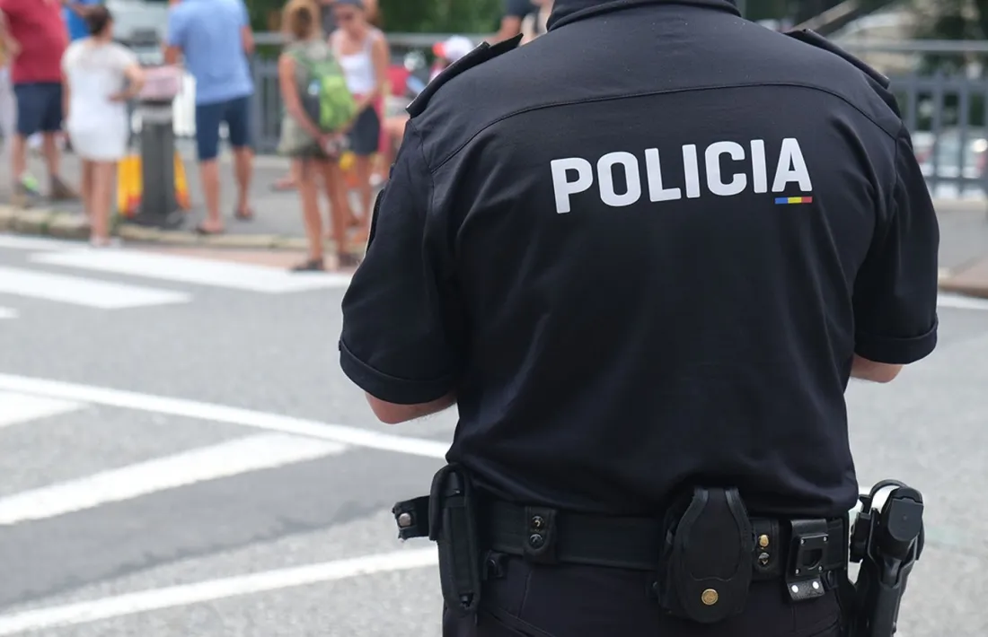 Un agent de la policia.