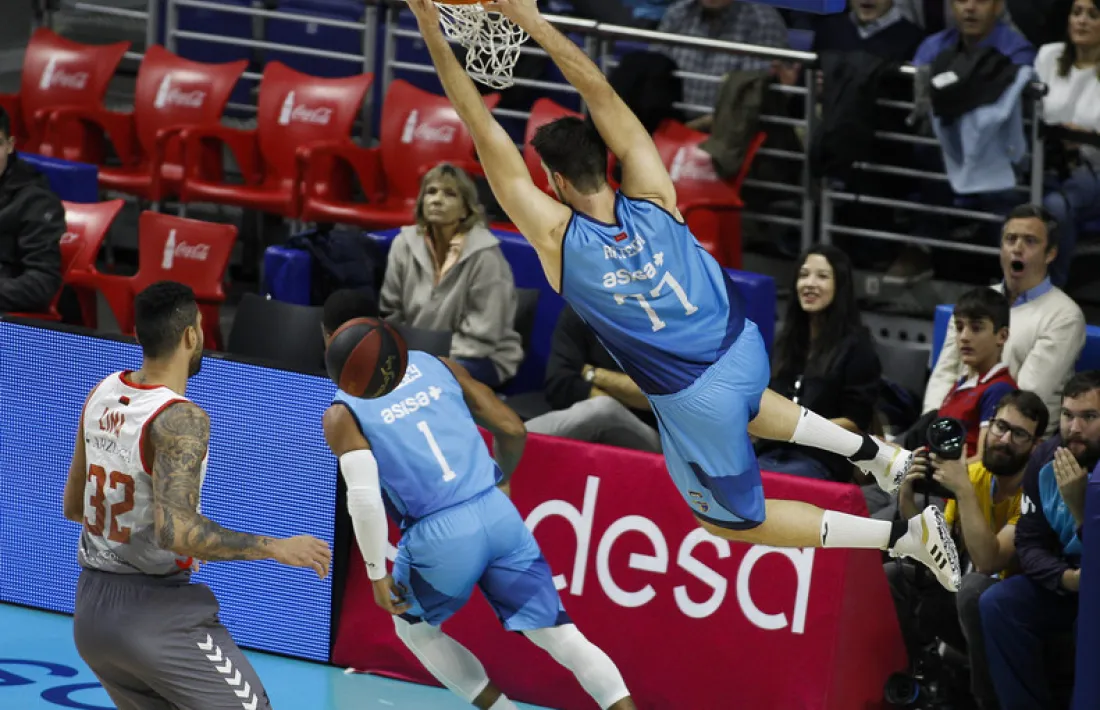 Víctor Artega esmaixa amb la samarreta del Movistar Estudiantes. Foto: ACB Photo