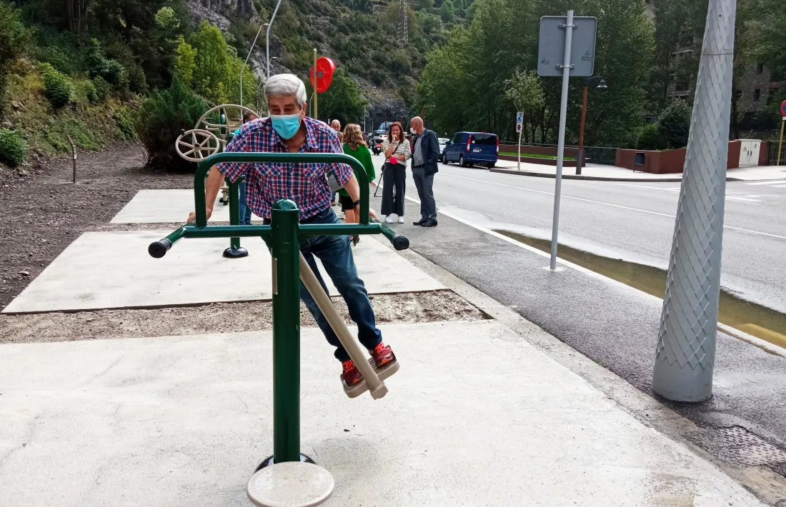 Un padrí estrena un aparell de l'Espai Saludable, a Sant Julià de Lòria.