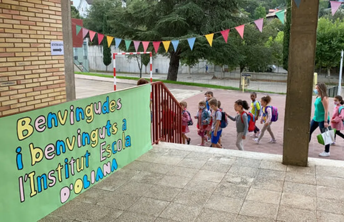 El nou centre educatiu d'Oliana, en la primera jornada lectiva. 