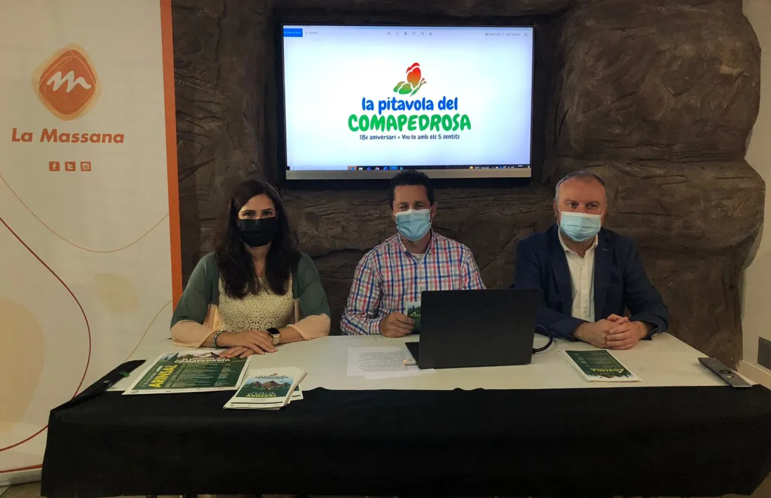 La directora de Medi Ambient, Eva López, el conseller de Medi Ambient, Agricultura i Sostenibilitat, Sergi Gueimonde i el coordinador del projecte, Toni Corominas durant la presentació de La Pitavola del Comapedrosa d'aquest matí.