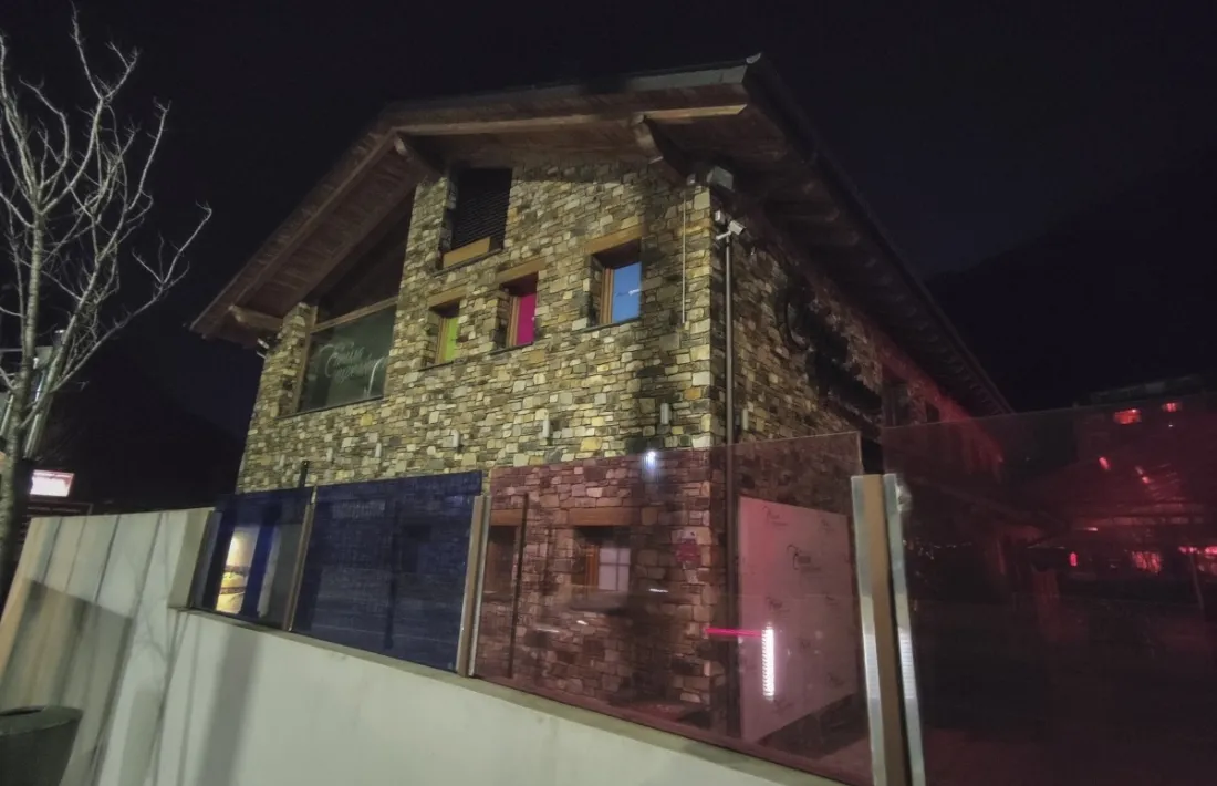 Un local d'oci nocturn del país.