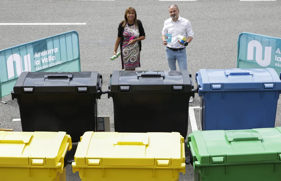 La cònsol major d’Andorra la Vella i el conseller de Sostenibilitat i Innovació, durant la presentació de la prova pilot.