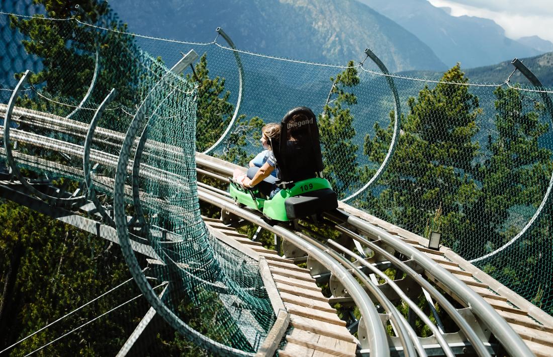 Usuaris a l'atracció estrella del parc: el Tobotronc.