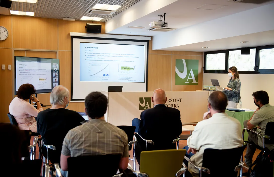 Un moment de la defensa de la tesi doctoral realitzada per Cristina Pesado Pons sobre la sostenibilitat de l'aigua a Andorra.