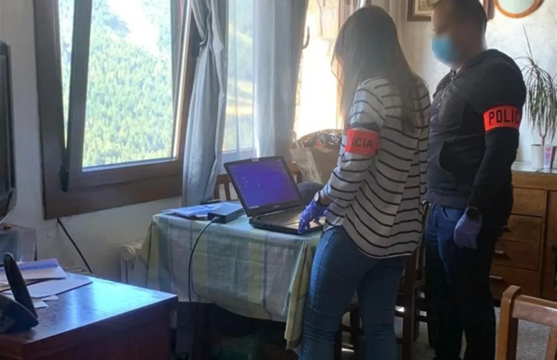 Agents en el moment de l'escorcoll del domicili del detingut.