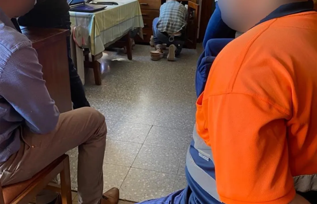 Un instant de l'escorcoll a casa del detingut.