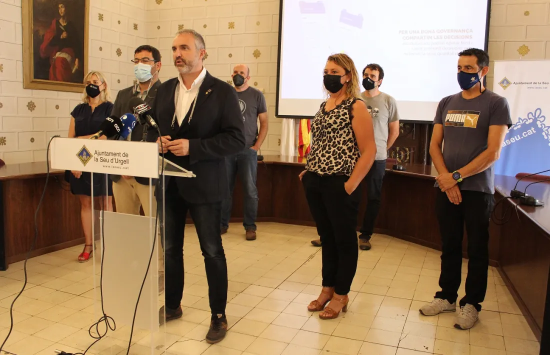 Ampli desplegament de l'equip de govern en la presentació de l'app a l'Ajuntament. 