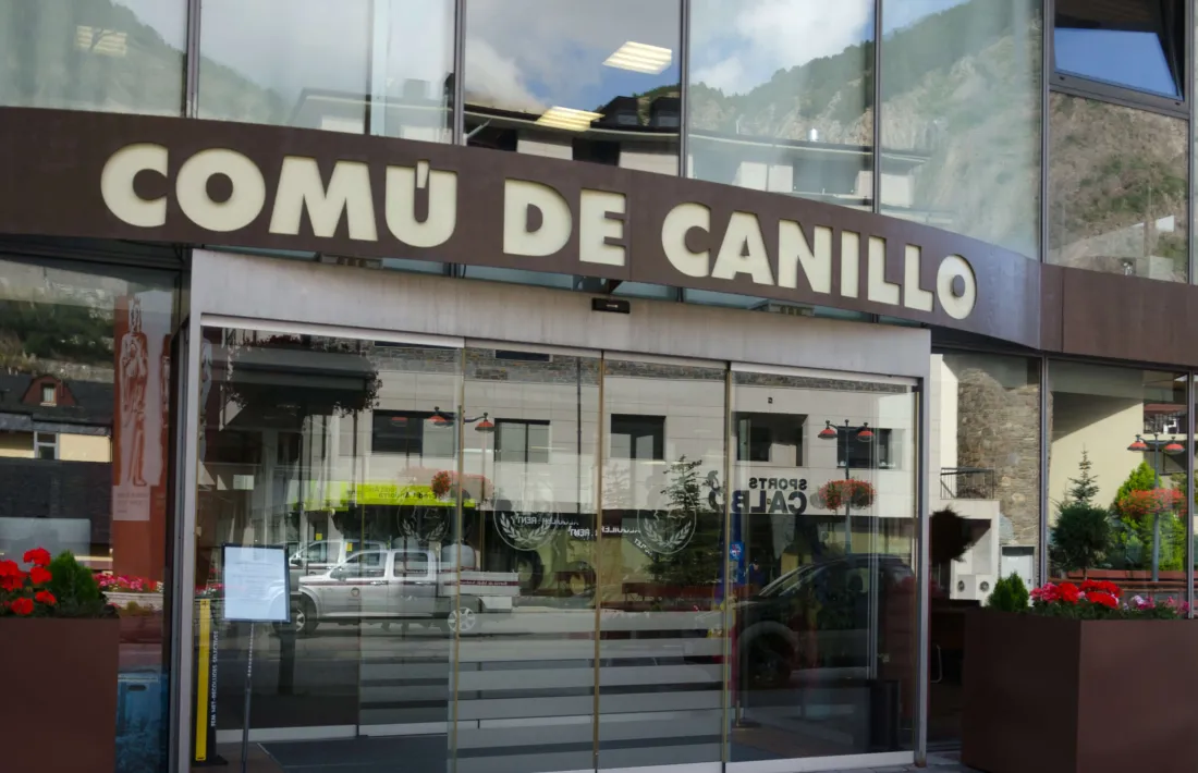 Vista exterior de l'entrada al Comú de Canillo.