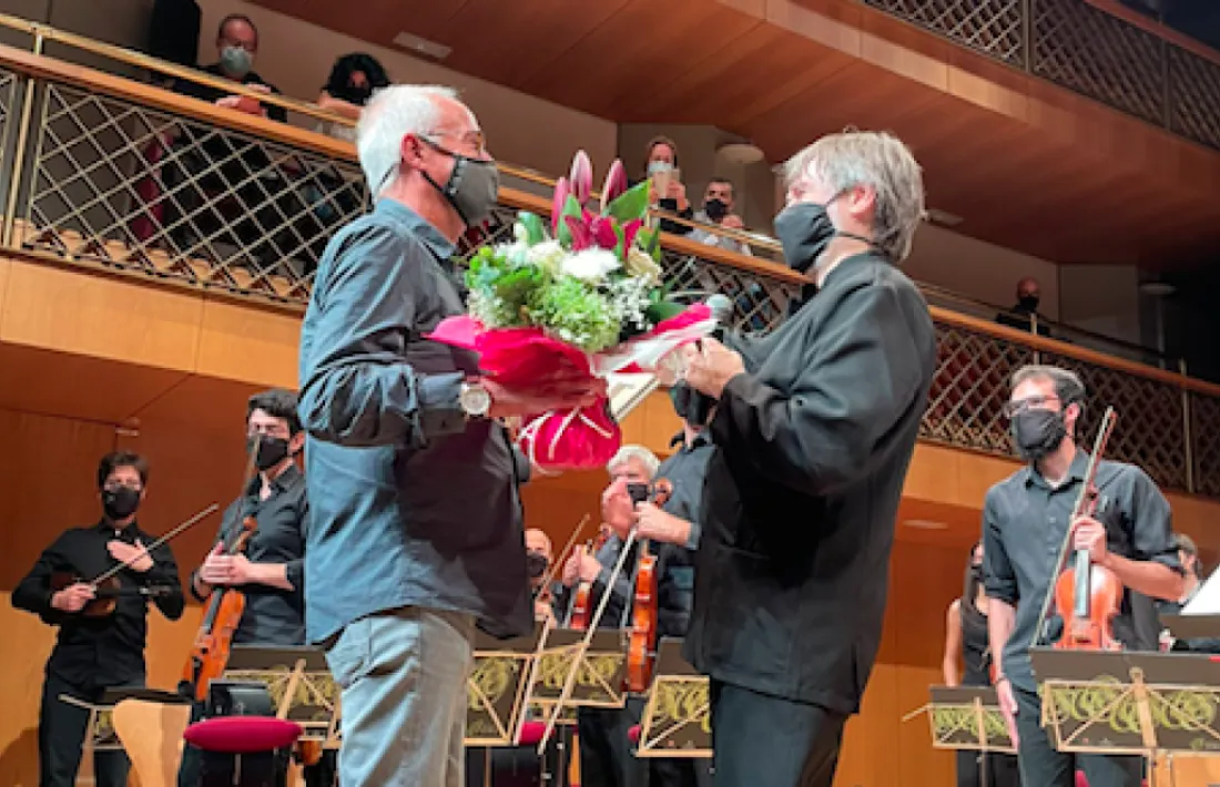 Albert Gumí i Gerard Claret en el moment de l'homenatge.