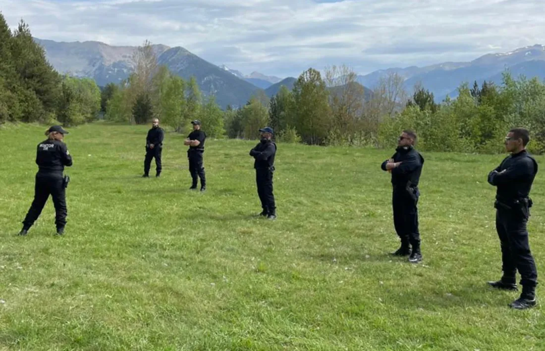 L'agent dels comandaments de la Comella i monitora de tir, Meritxell Garcia, duent a terme una formació.