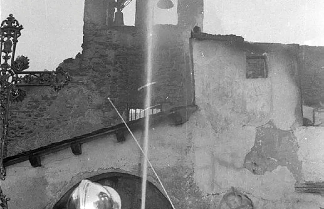 La matinada del 9 de setembre del 1972 els bombers intenten controlar l’incendi que ha devastat el santuari vell.