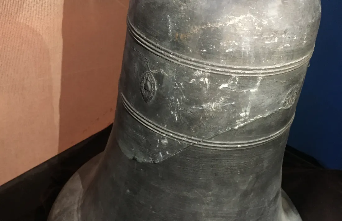 La campana, caiguda sobre el sòcol, es va esquerdar i avui es conserva al Museu Postal. 