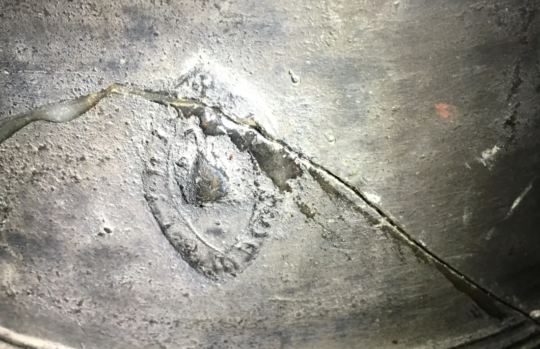 Detalls de la campana, amb l’esquerda que li travessa la panxa.