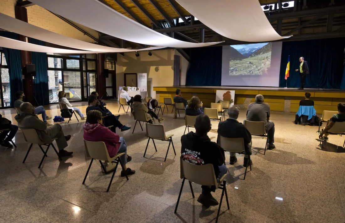 Una de les conferències fetes en el marc de la primera edició de la Pitavola del Comapedrosa.