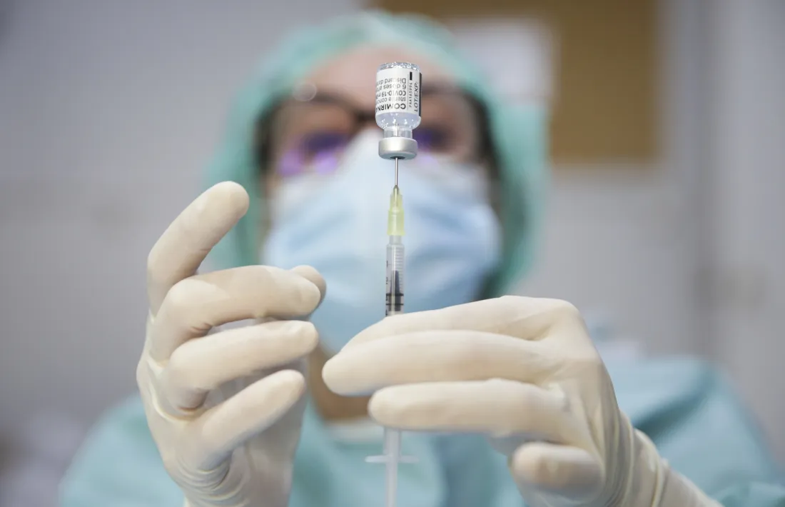 Una sanitària preparant una dosi.