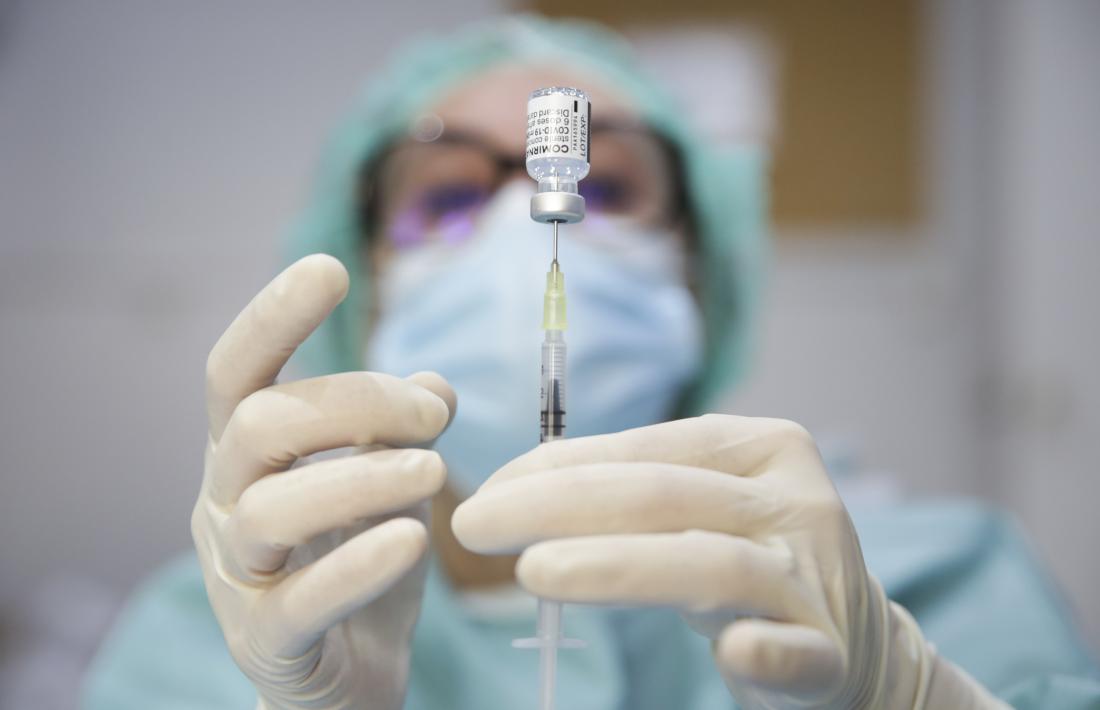 Una sanitària preparant una dosi.