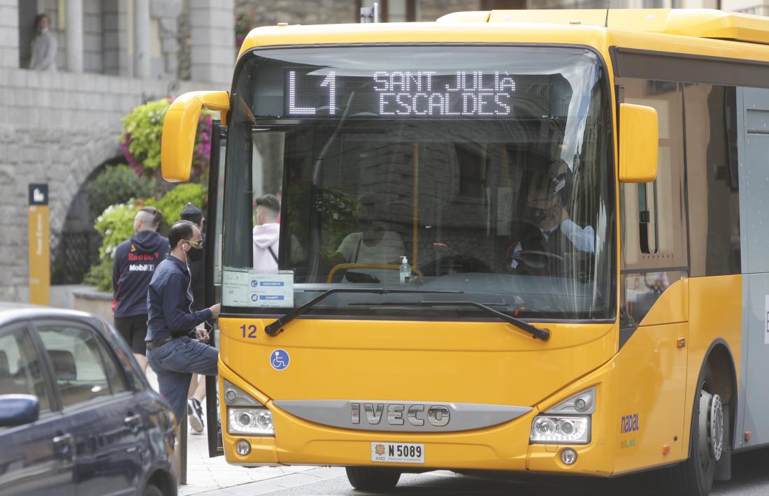 Uns ciutadans pugen en un autobús de la línia nacional 1 d’autobusos