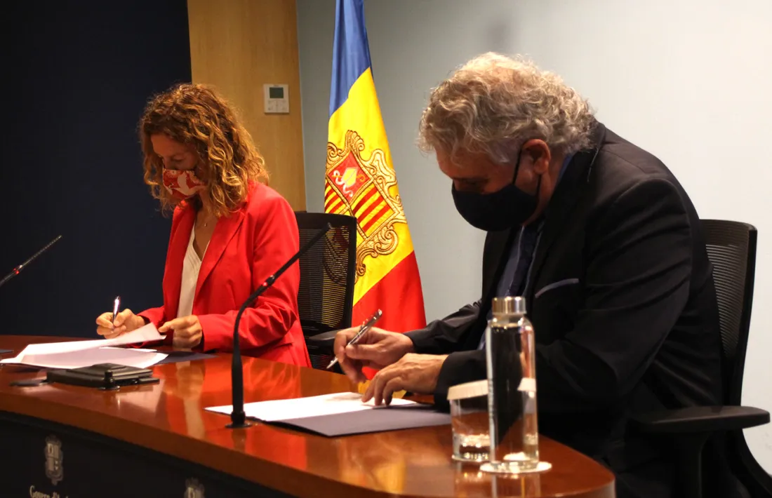 La ministra de Medi Ambient, Agricultura i Sostenibilitat, Sílvia Calvó, i el president de l'AGIA, Jordi Galobardas, signen els convenis.